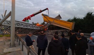 TEM'de TIR'ın açılan damperi tabelaya çarptı; Ankara yönü ulaşıma kapandı – Güncel haberler