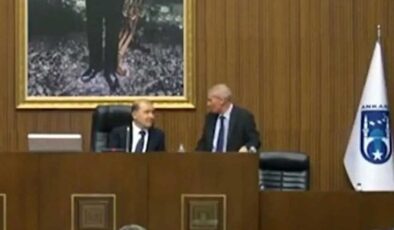 Mikrofonu açık unutan CHP’li başkan vekili, partililerine küfür etti