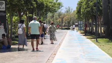 Antalya’da Sıcak Hava, Konyaaltı Sahili’nde Yoğunluk Yarattı
